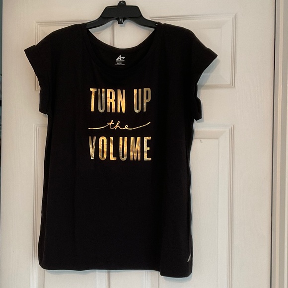 size XL, bust is up to 44 inches, turn up the volume shirt - Picture 7 of 8